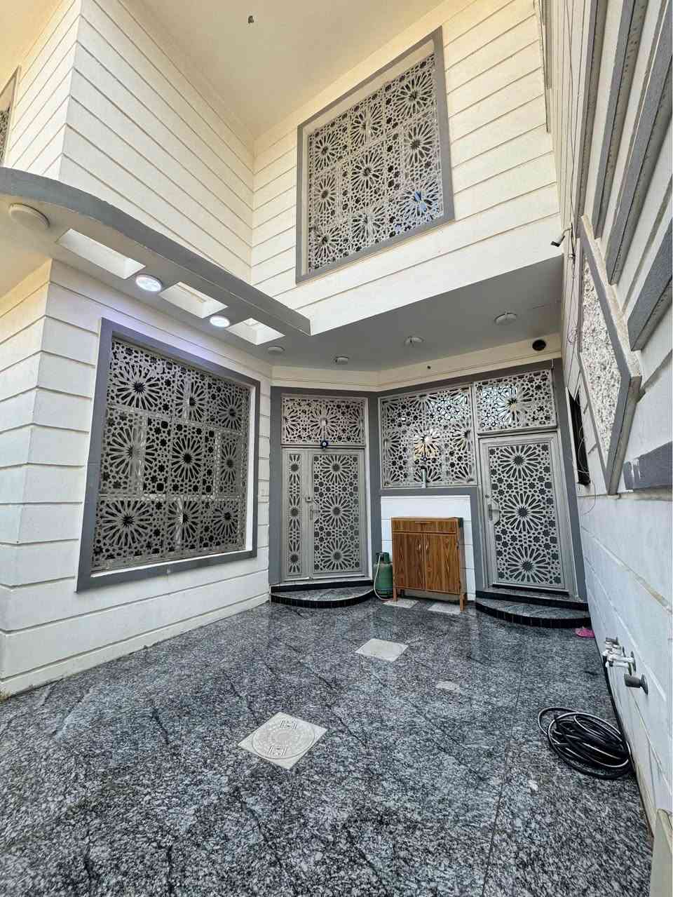 بيت طابو زراعي في البصرة / مناوي لجم / شارع المطاحن 
البيت قريب عالشارع العام 
مساحة ١٥٠م واجهة ١٠م ونزال ١٥م
يحتوي على ٤ غرف منام واحدة في الطابق الارضي و٣ فوق
السعر ٢٣٠ مليون
للاستفسار الاتصال 
 0775 213 9224 البصرة, العراق
