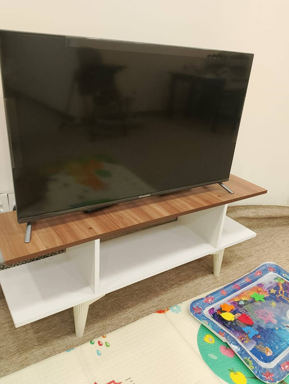 السلام عليكم ورحمة الله وبركاته 
اني عندي شاشة tv رويال رحماني للبيع 
حجمها 43
جديدة مستخدمة كم شهر 
كارتونتها موجودة 
بيها انترنت يوتيوب شاهد نتفلكس وتنربط عالتليفون هم 
وياها ميز تلفزيون ناصي مرتب 

سعرها هي والميز 275  الشراي يراسل خاص او الاتصال بل رقم ***********
