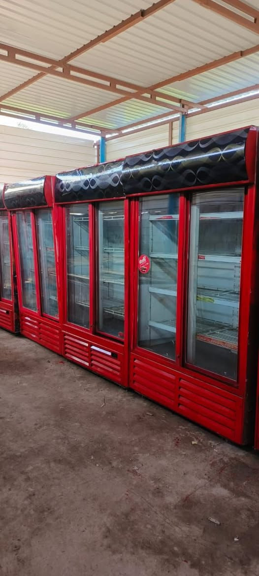 سلام عليكم عندي عوارض تك باب وعندي بابين اسعار مناسبه التك باب ٢٧٠ بيها مجال شرط نضافه شرط شغل البابين دبل ماطور تبريد ثلج شرط نضافه قطرت زنجار مابيها ابيع ٤٠٠ وبيها مجال قليل ***********
