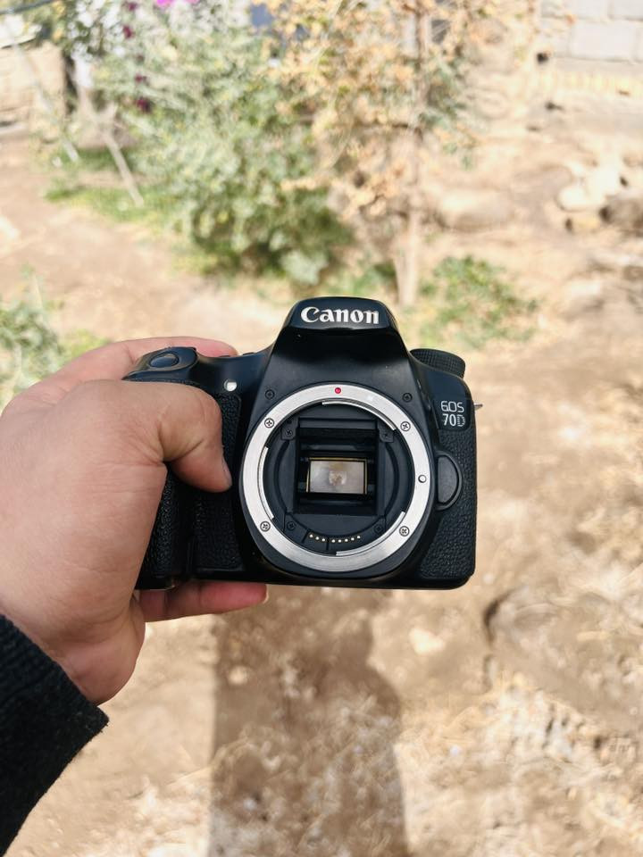 كامرا كانون 70D
عدسه 18/55

معه كرب 

قباقه لعدسه والكامرا 

شاحنه 

بطاريه العدد 1 

رام 32 

مكاني ناصريه سوق شيوخ 

سعر 500 الف 

تواصل واتساب فقط ***********
