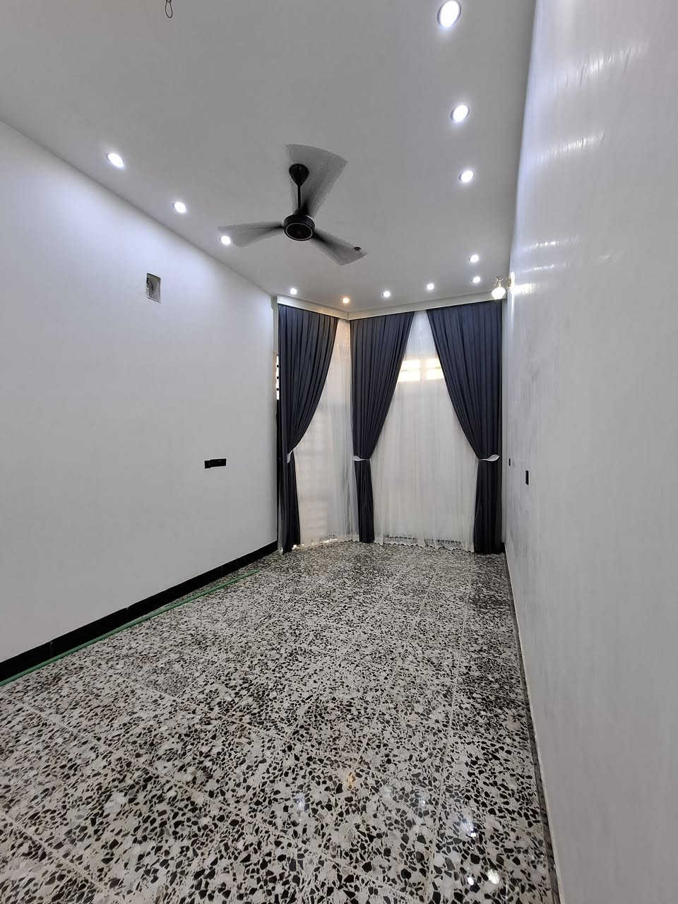 السلام عليكم / بيت للبيع 🏡🏠
✅️ البيت مساحته 140 متر
✅️الوجه 7 متر 
✅️والنزال 20 متر
✅️يحتوي على غرفة نوم عدد 2 وصاله وأستقبال ومطبخ ✅️وصحيات داخليه وخارجيه غربي وشرقي
✅️أرضيه كاشي درجه اولى 
✅️بناء حديث 2025 / 2026
✅️اناره داخليه وبنكات 
✅️وبردات الكل البيت 
✅️جام 6ملم 
✅️الشارع 10 متر قريب عن التبليط وتبعد عن المدرسه الحكومي 30متر
✅️طابو زراعي سند ومقدم معاملة
✅️ الطابو الصرف 
✅️ السعر 55 وبي مجال بسيط
المكان .. الفلوجة حي جبيل مجاور شارع المضيف 
وقرب سد الفلوجة
للأستفسار الأتصال او الواتساب 
***********
***********
