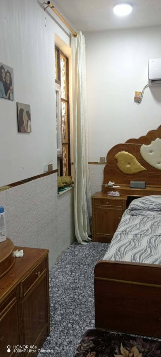 السلام عليكم ورحمة الله وبركاته
بيت للبيع مساحة 150 طابو زراعي 25 البيت بناء حديث وطابقين وبناء طابوك جمهوري. 
الطابق الثاني.. يحتوي على 3غرف نوم. وصالة ومطبخ وصحيات واكيد بيتونة وسطح. وبي درج خارجي صب كونكريت يعني تكدر تعزل الطابق الثاني وحدة.  
الطابق الارضي.. يحتوي على غرفتين نوم وصالة  واستقبال ومطبخ اضافة الى صحيات داخلية مغربي مع حمام. وصحيات خارجية. ايضآ 

العنوان الامين الاولى. 
شارع ابو الدهن خلف اسواق المائدة 
طريق الحر والي مدخل ثاني خلف جامعة اهل البيت الاتصال ***********
