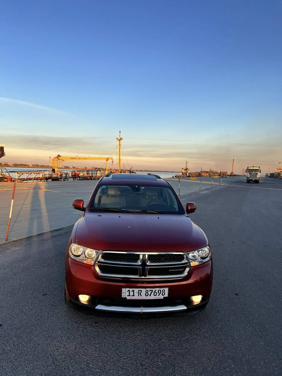 📣 (ما شاء الله) - للبيع وحش الطريق: Dodge Durango R/T الخليجي
للراغبين بالهيبة والأداء والقوة، سيارة عائلية وبنفس الوقت رياضية، "دوج دورانجو" فئة R/T الأصلية، بمواصفات خليجية مميزة ومعتنى بها جداً.
📋 تفاصيل المركبة:
• سنة الصنع: 2013.
• المواصفات: خليجي (تتحمل أجواءنا وحرارة الصيف).
• المحرك: HEMI 5.7L (محرك جبار وأداء رياضي).
• نظام الدفع: 4WD (فور ويل) جاهزة لكل الطرق.
• اللون: عنابي ملكي (نظافة ولمعة مميزة).
• العداد: 170 ألف كم (حقيقي).
• اللوحات: بغداد (الرقم الألماني الجديد) - السيارة بأسمي والتحويل مباشر.
🛠️ التفاصيل الميكانيكية (السيارة منفوضة نفض):
السيارة ما محتاجة أي مصاريف، "دق سلف وتوكل" بفضل الإدامة الأخيرة:
• الحدادية: تم تبديل كل القطع الاستهلاكية (100% جاهزة).
• منظومة الوقود: مسطرة نوزلات جديدة + عبوة بنزين جديدة.
• الأداء: تبديل بلاكات "ريسنك" أصلية قبل أقل من شهر (استجابة سريعة للمحرك).
• الإطارات: تخم تاير جديد (عمر شهرين فقط) مع ويل 18 بلادي.
• الكهربائيات: بطارية جديدة + تبريد ثلج (مركزي).
💎 الإضافات والمميزات:
• النظام الصوتي: سستم صوت مطور وجديد (نقاء وقوة).
• المرايا: مري شفط بلادية.
• المواصفات الداخلية: كشنات جلد، شاشة كبيرة، كاميرا خلفية، حساسات، فتحة سقف، تشغيل عن بعد.
🔎 ملاحظات البدي (للشفافية):
• المدكر الأمامي (معدل بارد فقط بدون صبغ).
• أثر خياس بسيط جداً في أسفل الباب الخلفي الأيمن.
• السيارة بصورة عامة قوية جداً وما بيها أي نقص داخلي أو ميكانيكي.
💵 السعر والمعلومات:
• السعر المطلوب: 180 ورقة (18,000$).
• مكان التواجد: البصرة.
• للاتصال: ***********
