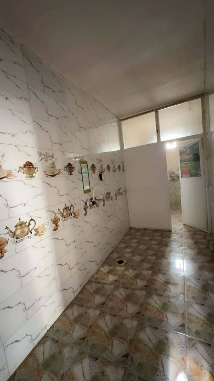 بيت طابق واحد لليجار مساحته 150متر بناء حديث درجة اوله العنوان بابل شارع 80 مال حله كربلاء مقابيل البانزيخانه الجديد يبعد عن شارع 80 50متر تقريبن 
***********
