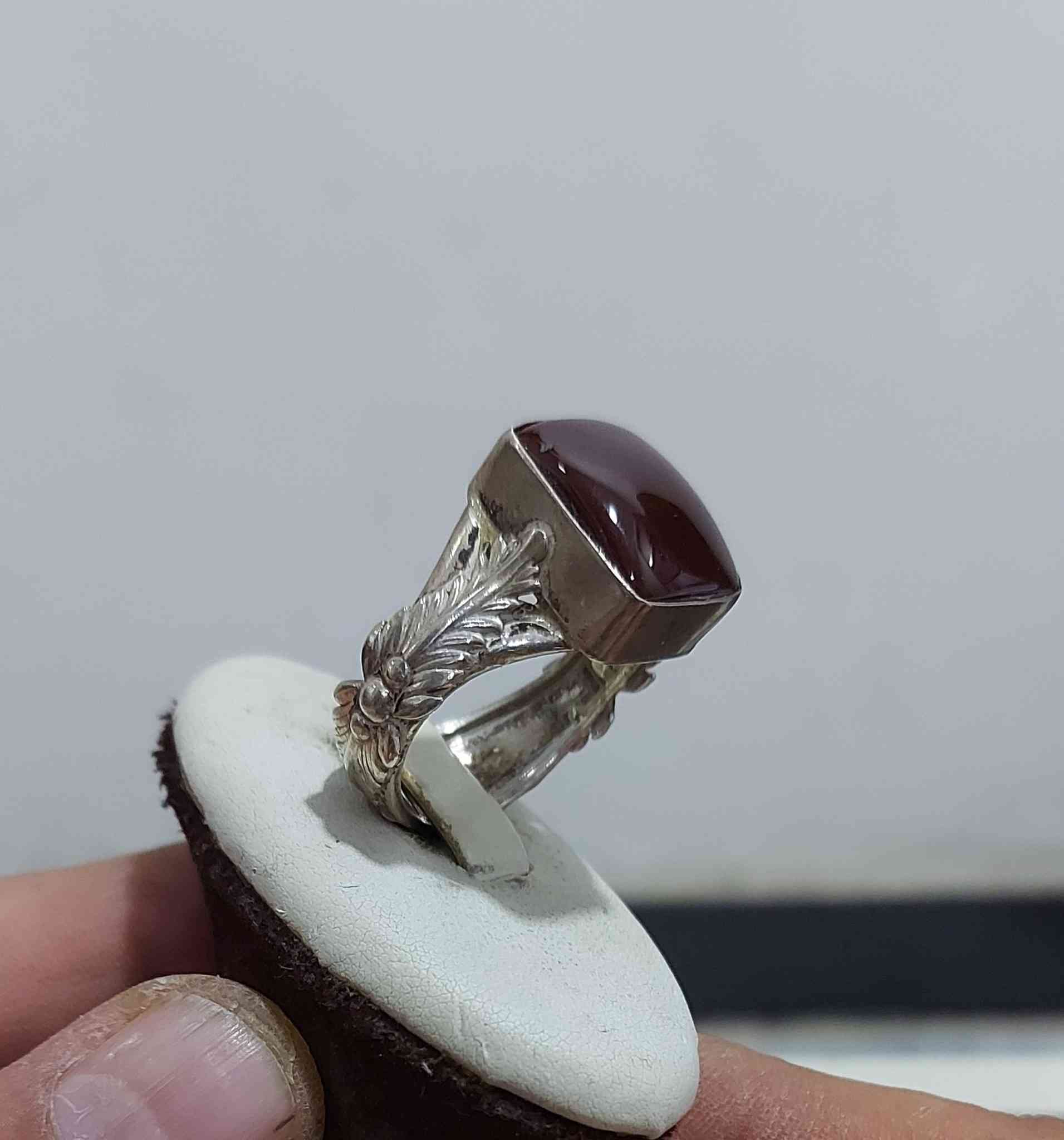 اللهم صل على محمد وآل محمد الطيبين الطاهرين 
خاتم عقيق يماني كبدي 
فضه عيار 925          القياس 30
السعر((40)) الف
توصيل محافظات 5 الاف داخل الكوت 2 الاف
*********** ~ ***********
ابو سجاد الوائلي
