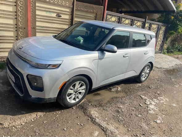 السلام عليكم للبيع كيا صول وارد أمريكي موديل ٢٠٢٠ حادث كلش بسيط حافة البنيد ونفسه مصلح وهنا بلعراق بيها فقط صبغ باب سايق وجنطة بدون دواخل شواصي لغود تكم حوض كلهن كفاله سيارة رقم بغداد الجديد مكينه ٢٠٠٠ دوش 
السعر ١٢٣ ورقة 
مكان سيارة حي جهاد 
***********
*********** بغداد
