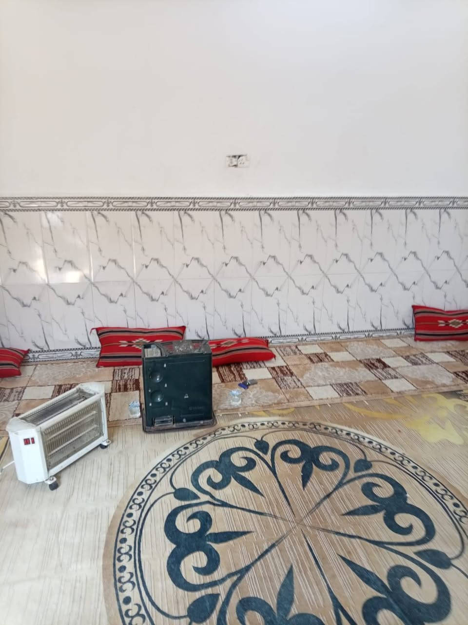 بيت البيع مساحته 120 متر 👈عقد زراعي 117 قاط  ونص بس الغرفه الفوك سكف سندويج البيت كله مسلح سراميك  البناء بلوك 3 غرف نوم وستقبال ومطبخ وحولي وحمام داخلي وتواليت خارجي تبليط بضهر البيت 👈 بلنزله جاي من القريه ثالث فرع👉  المو من المنطقه راح اوصفله العنوان بغداد👈 منطقت بوب الشام👉 بلنزله جاي من القريه ثالث فرع  مصوره البيت مقطع فيديو يدخل علي خاص ادزله مقطع فيديو مال البيت يشوفه👈السعر 36 وبي مجال👉 اتصال ع رقم او خاص عادي بي وقت *********** واتساب👉
