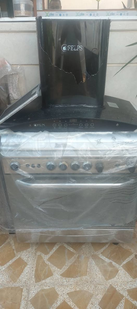 اوفن وطباخ نوعية فريش ومرشحة كلهم شغالين وبحالة جيدة اريدهم ب ٢٥٠ الف للتواصل ***********
