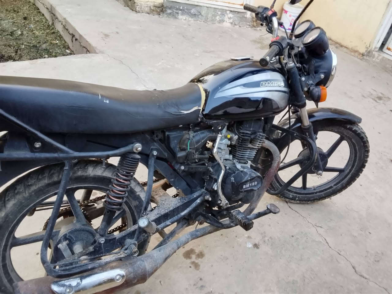 سلام عليكم دراجة  بيءم 150محرك مفتوح  مابيه اي نقص اوراق اصولي واصلة بل ترقيم للكمرك المكان ديالى بعقوبة كنعان  وي ستفسار اكثر اتصل علا رقم ***********
