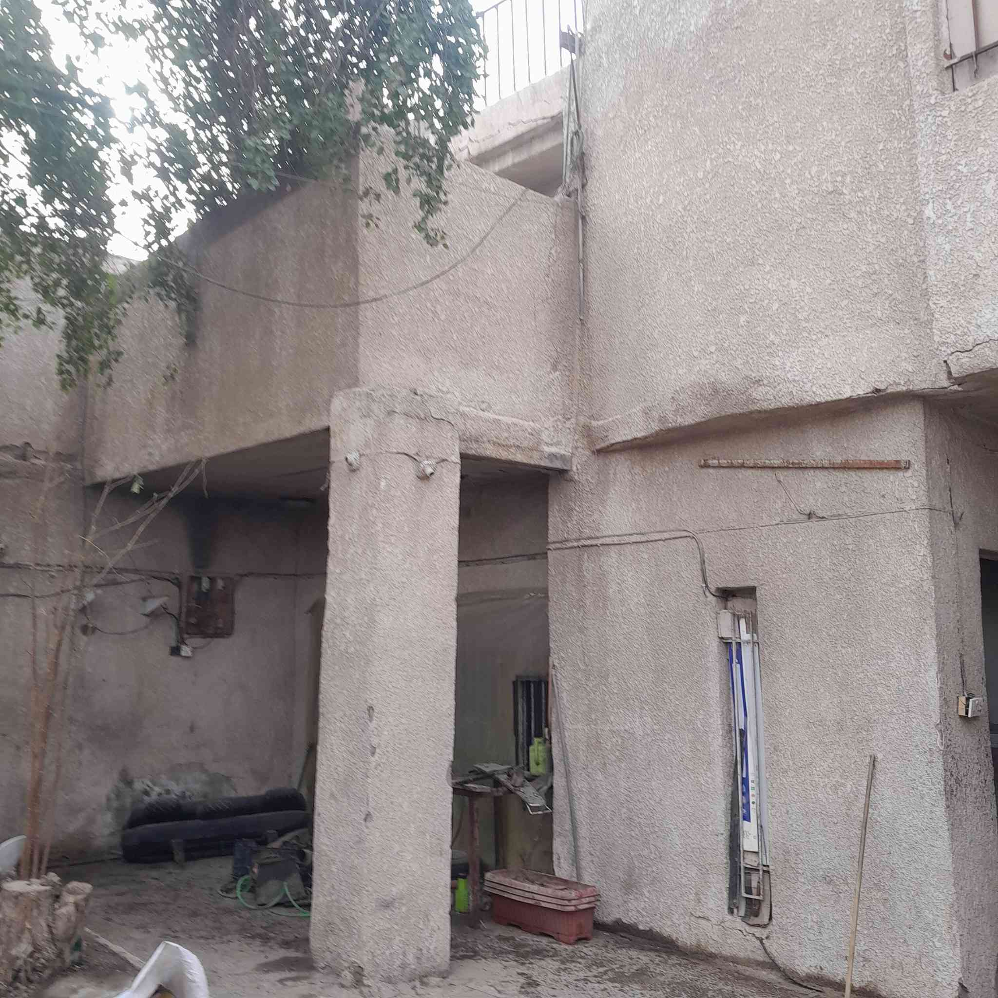 سلام عليكم بيت للبيع مساحته 200 مترطابو صرف طابقين مسلح مكان الشهداء العبيدي الثانيه بشارع مدرسه صفيه للبنات البيت فارغ البيت تفليش اوترميم السعر210وبي مجال رقم موبايل ***********
