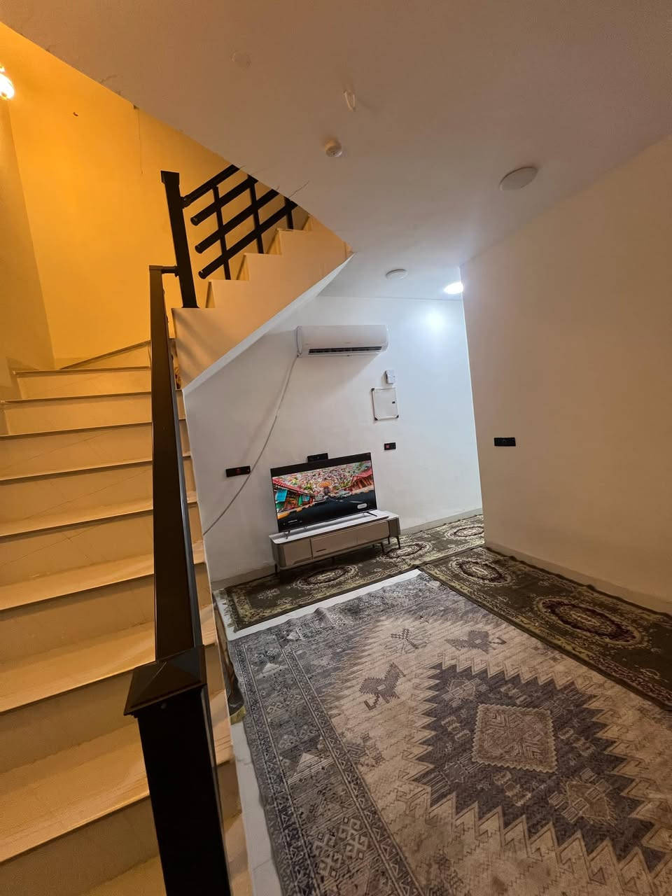 مشتمل 100 م الخاجيه خلف فرح الكوت طابقين 
يحتوي على  غرفه نوم وهول واستقبال ومطبخ وصحيات خارجيه وداخليه 
الطابق الثاني يحتوي على 2 نوم وهول ومجموعه صحيات 
الطابق الثالث يحتوي مخزن وبيتونه كامل شتايكر 
مجموع الغرف نوم (( 3 ))
شارع 12 متر تبليط 
سنه البناء 2024
يياع نقدا او مبادره 
***********
