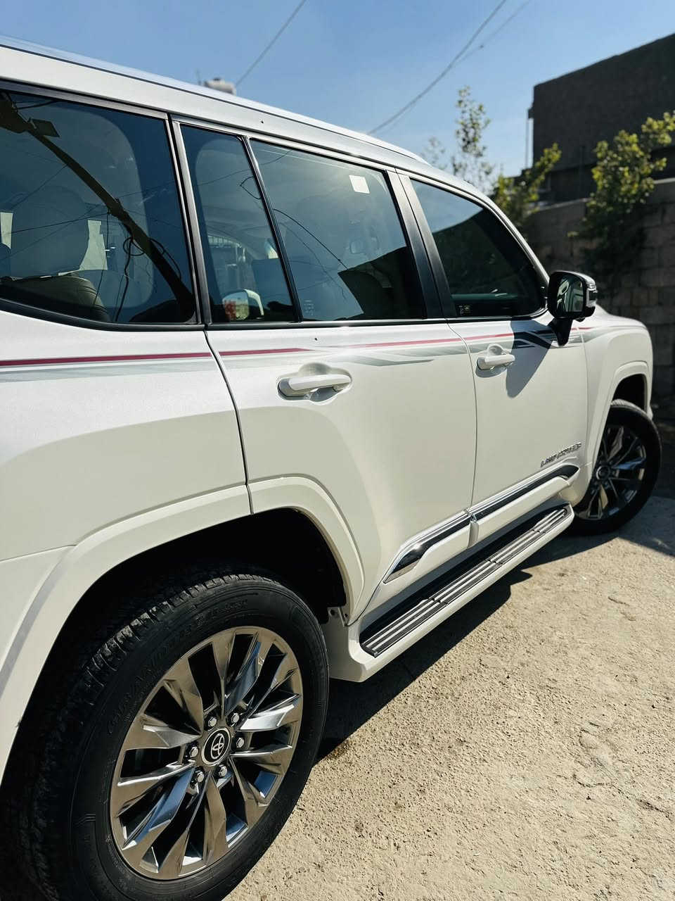 السلام عليكم لاندكروز 24 بريم لمتد فول مواصفات 5 كامرات 3 شاشات تطبيق ماشيه 29رقم بغداد وباقي مواصفات البريم معروفه عنواني بغداد قرب جسر الفضيلية الجديد التواصل عبر الرقم ***********
