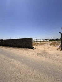 مساحة 700 للبيع الواجهة 21.5 الخلف 17 يوجد بيها بير ماء كهرباء طابو زر...