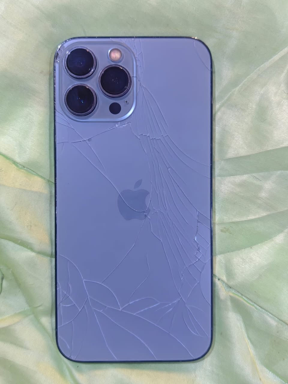 السلام عليكم iPhone 13pro Max شرق اوسط جهاز نضيف مثل ما واضح بالصوره بس كسر قليل بالضهر الجهاز تاخذه فحص ماعده البطاريه مبدل وكاله اصليه شرط الاستفسار ***********
