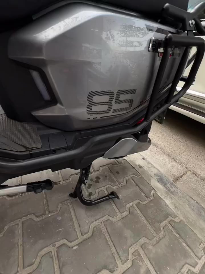 دراجة صاعقة S85
مواصفات الدراجة:
km 90 تمشي
سرعتها 85 حقيقي
بيها اربع نمر
بيها مثبت سرعة
بيها بك
بيها بصمتين وسويجين وبطاريتها الاصلية موجودة 
الدراجة 6 بطاريات
بيها درع ع كل الدراجة الدراجة كاملة مكملة
سعرها 975الف بيها مجال كلش بسيط
عنواني: بغداد الكرادة
*********** فقط واتساب
