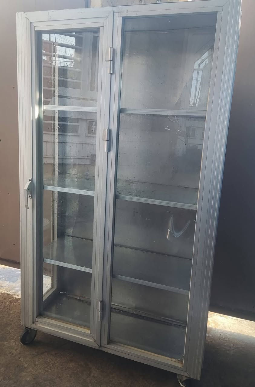 للبيع جامخانة المنيوم
العرض متر والارتفاع متر و80 
قاعدة 4 عجلات 
مكاني موصل ايسر 
للاتصال على الرقم ***********
