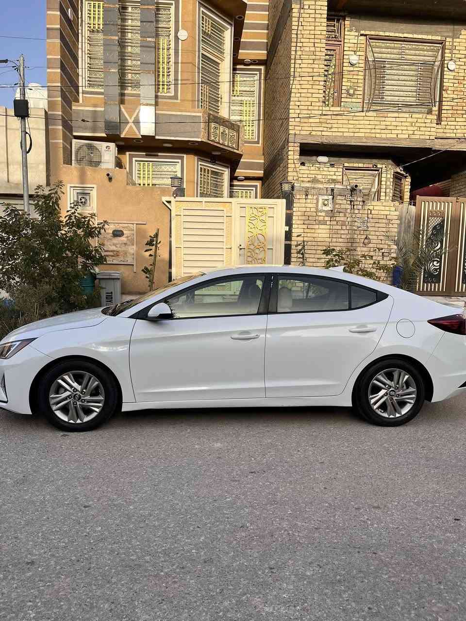 سلام عليكم
النترا 2019 أمريكي 
مواصفات 
محرك 2000 دوش 
رادار جانبي + نقطه عمياء 
رادار امامي 
تحكم ستيرن 
قياده ذاتيه 
تحديد مسار 
مثبت سرعه
درايف مود ( Normal / Sport / Smart )
ابل كار بلي + اندرويد اوتو 
شاحن وايرلس + AUX 
مانع تصادم 
كامره خلفيه 
تبريدها ثلج ❄️ 
العنوان / كربلاء 
السياره مبدل بيها دعاميه وبنيد فقط 

 ***********
