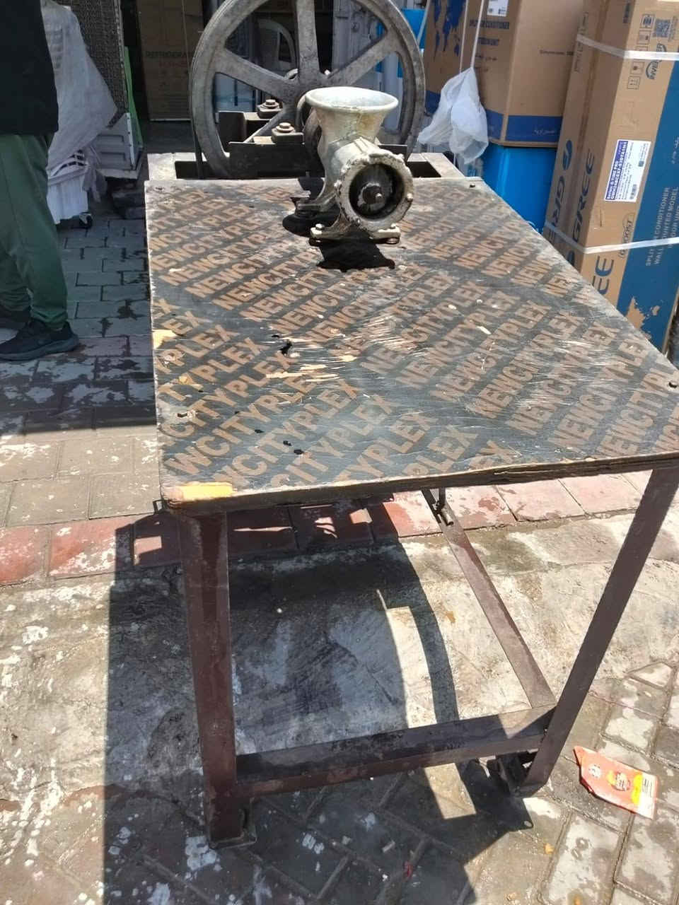 للبيع نضيفه 350 وبيه مجال بغداد مدينه الصدر
***********

