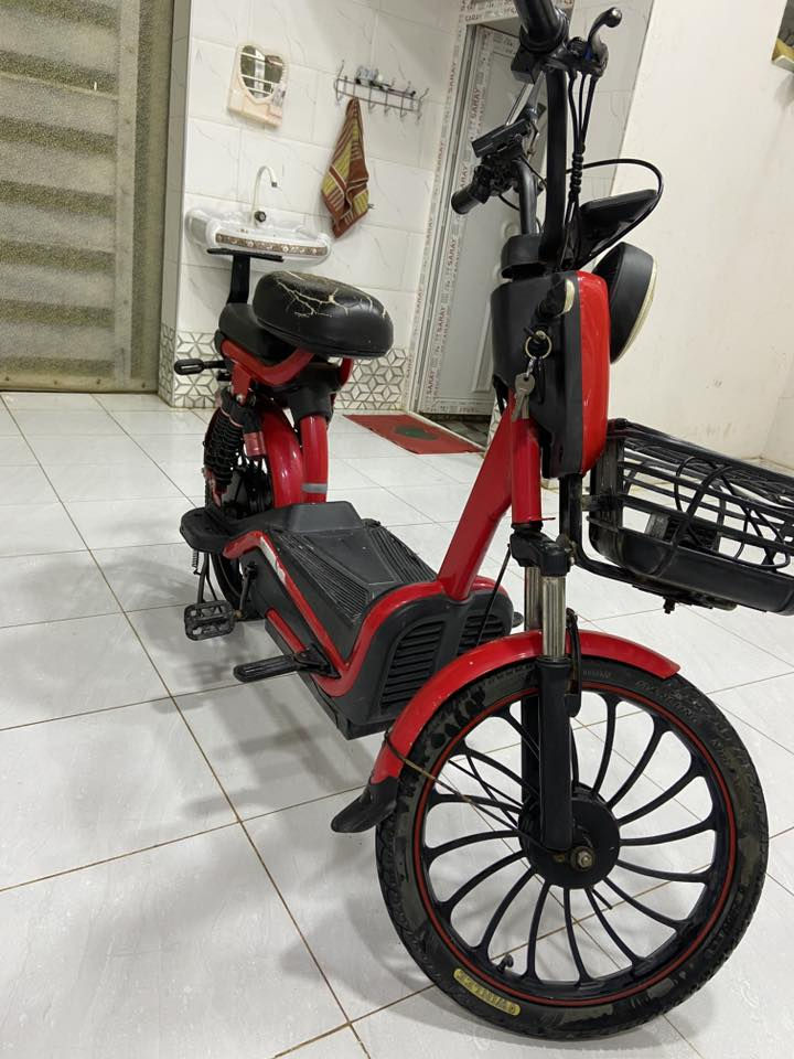 اسلام عليكم دراجة شحن للبيع نضافة ٩٠٪؜ نقصها بطاريات هابطة بس كاملة بس البطاريات السعر ١٦٠ وبيها مجال للاستفسار الاتصال على الرقم ***********
