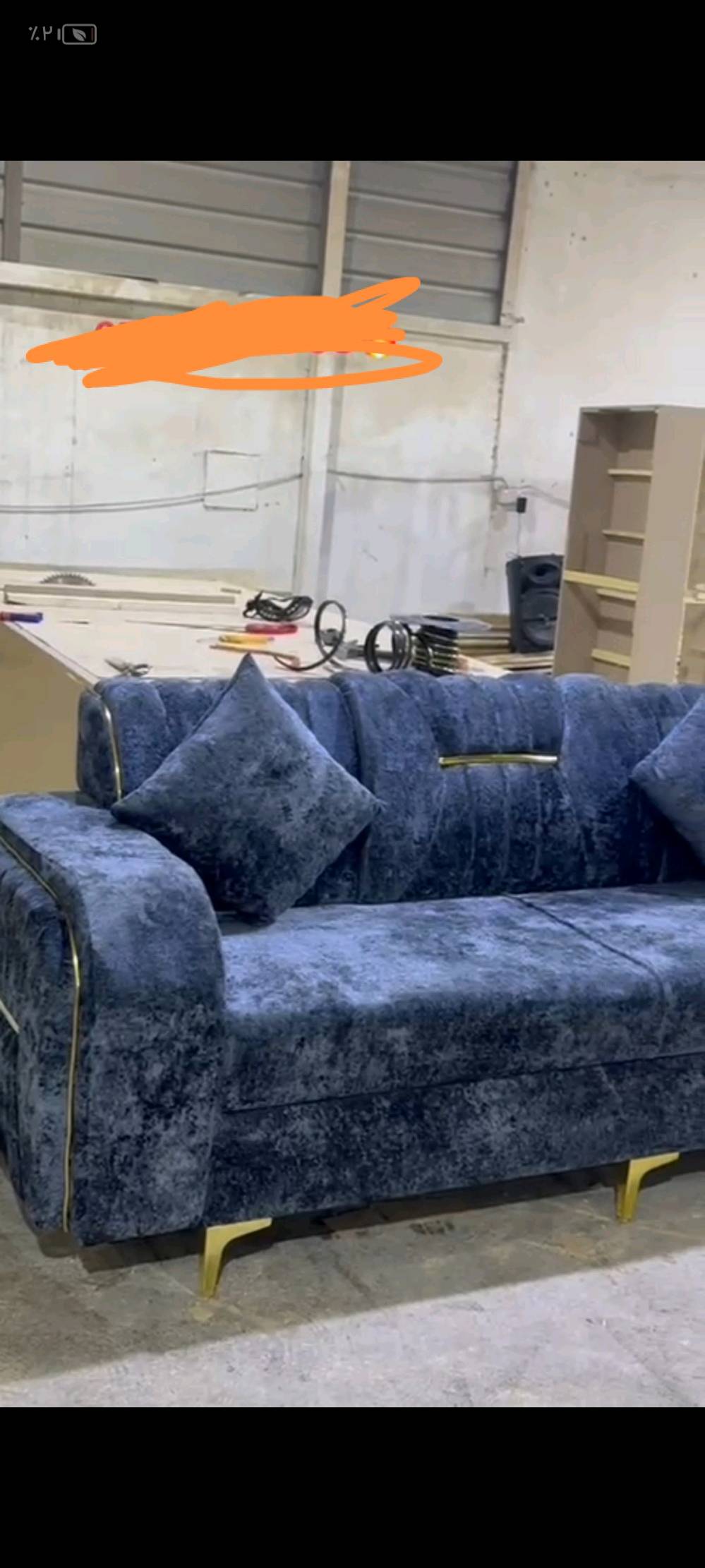 ديكورات ديوانية فاخرة ومتنوعة بألوان وتصاميم متعددة تلائم جميع الأذواق. مصنوع من قماش ناعم ومريح مع تفاصيل ذهبية أنيقة تعزز من مظهره الجمالي. متين ومناسب للاستخدام في داخل المنازل أو المجالس الكبيرة.