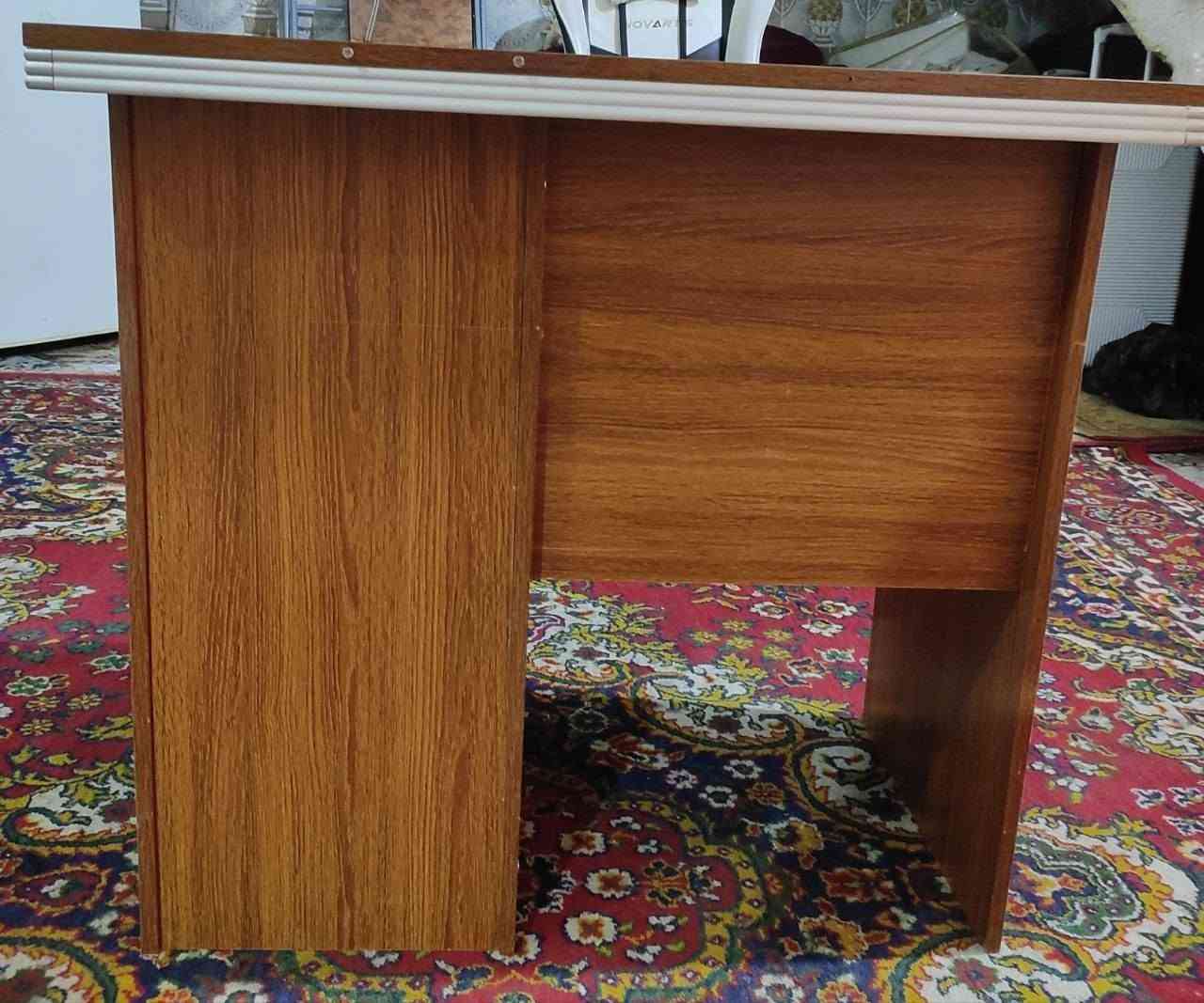 ميز مكتبي جديد طول 80 سم سعر 65 الف العنوان البصره الجزيره الفيروزيه للاستفسار فقط واتساب***********✅
