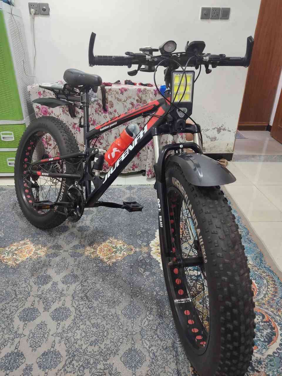 السلام عليكم حجم ٢٦ دبابه يتحمل اوزان عاليه حيل نظيف مستعمل اسبوع فقط العكرب والبريكات ماركه شيمانو سرج طبي دبل امامي وخلفي حيل مريح بالسياقه وخفيف قيم بل يرظي الله واكو توصيل ***********
***********
