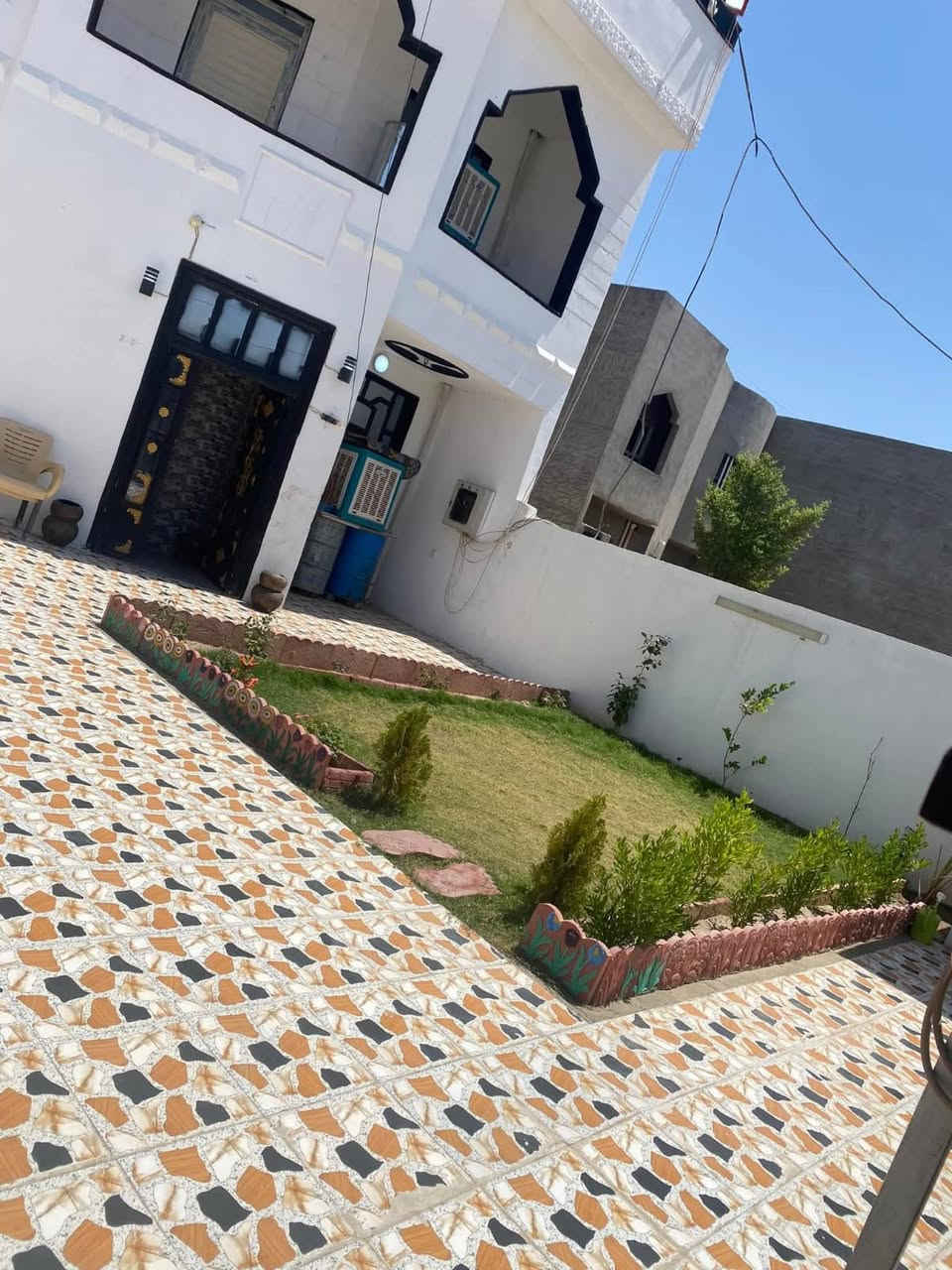 دار للبيع – موقع مميز
📍 الموقع: تكريت – الديوم
📐 المساحة: 300 متر
📏 الواجهة: 10 م
📏 النزال: 30 م

مواصفات الدار:
 • صالة داخلية واسعة
 • غرفة ضيوف (خطار) كبيرة جداً
 • 5 غرف نوم
 • مطبخ بنظام حار وبارد
 • حمامات داخلية وخارجية
 • موقع مميز جداً على شارع مبلّط
 • الشارع المقابل بعرض 30 م

قريب من:
 • جامع الشفيع محمد
 • مستوصف الديوم
 • المدارس
 • السوق
 • العيادات

💰 السعر: 200 مليون (قفل)

🔍 المعاينة متاحة، وتكدر تشوف الدار بعينك وتدققه بالكامل
🏢 وإذا تحب تقييمه عن طريق المكاتب العقارية، ماكو أي مانع

📞 للاستفسار والمعاينة:
***********
***********
