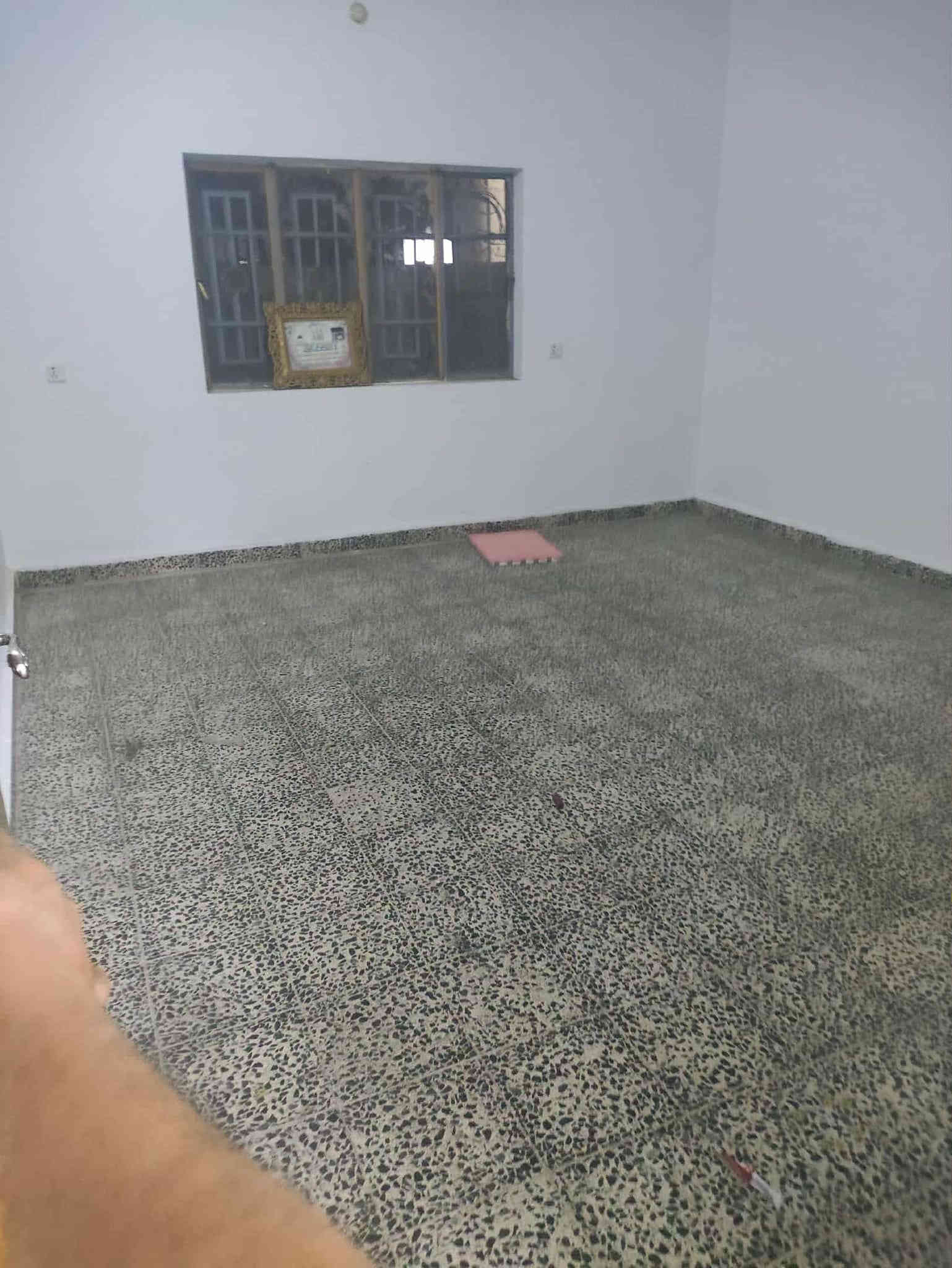 بيت المساحة ٤٥٠ م طابقين الطابق الثاني متأجر البيت معزول الطابق الأول فارغ يحتوي على غرفتين وصالة و ديوانية و مطبخ و صحيات داخلية و خارجية و كراج إيجاره ٥٠٠ الف وبيها مجال العنوان شارع ٤٠ قرب مأكولات الشام التواصل على الرقم ***********
