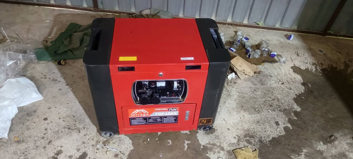 *النوع*: مولدة Mirage  
*الموديل*: 7GF-LDEX  
*القدرة*: 7kW  
*الجهد والتردد*: 220V / 50Hz  
*النظام*: كاتم للصوت
ما مشتغله اكثر من ١٠ ساعات 
مكان الحمدانية قرية كبرلي 
السعر  مليون ٢٠٠ الف 
***********
