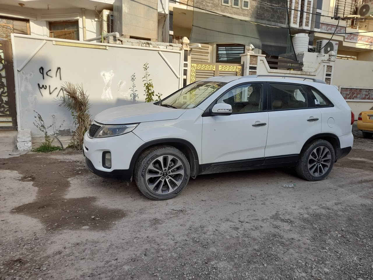 السلام عليكم للبيع كيا سورنتو١٣ لد خلفي مكينة٣.٥ تو ويل ٦سلندرمكان السيارة بغداد  الغزالية رقم ***********
