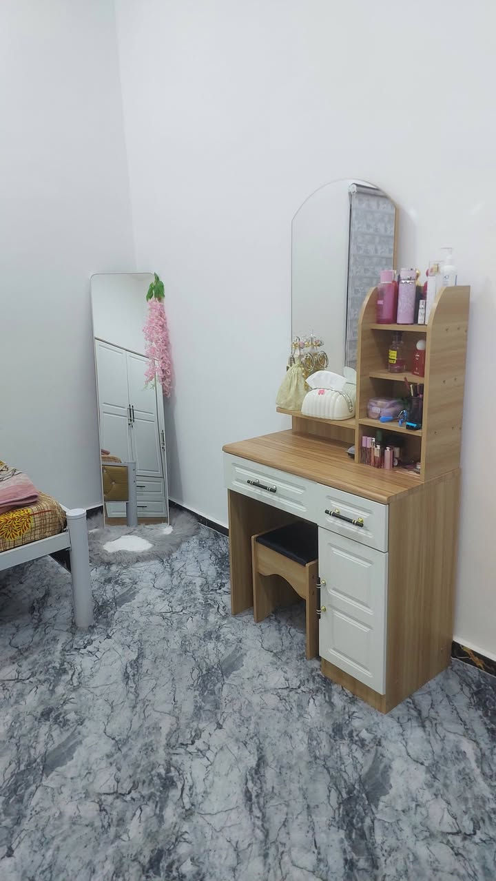 السلام عليكم بيت للبيع بالجزيرة باب الهوى شارع 13مساحة 100متر طابو صرف تحويل باسم المشتري يتكون من استقبال خارجي مطبخ صاله غرفتين صحيات داخليه وخارجيه بناء حديث 2026 مع البيت اثاث سبالت كافة الغرف جدد بعدهن بالضمان خط انترنيت كامرات مراقبة مطبخ كامل جديد غرفة ام نفر البيت مفروش كاربت جديد محجر درج جديد السعر60وبي مجال  للاستفسار الاتصال على الرقم ***********
