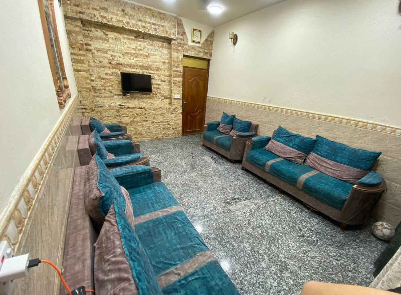دار للبيع... 
تفاصيل العقار الأساسية 🏠الميزة التفاصيل

المساحة الكلية 50 متر 
الأبعاد واجهة 5 متر × نزال 10 متر
حالة البناء جديد ونظيف (جاهز للسكن)

الموقع بغداد - الكرخ - حي الجهاد (الفرات/الهياكل)التصميم الداخلي 🚪
​غرف النوم: عدد (2) بوضعية مريحة.
​الاستقبال والصالة:
 مساحات مستقلة للضيوف وللعائلة.
 مطبخ متكامل، مجموعة صحيات، ومنور للتهوية والإضاءة الطبيعية.

​المميزات الجغرافية 📍
​مجاور لـ مطار بغداد الدولي.
​قريب جداً من الهيئات التعليمية (جامعة المشرق وجامعة البيان).

​منطقة مخدمة وهادئة.

​للتواصل والاستفسار 📞

​عبر الواتساب: ***********

​للاتصال المباشر: ***********

