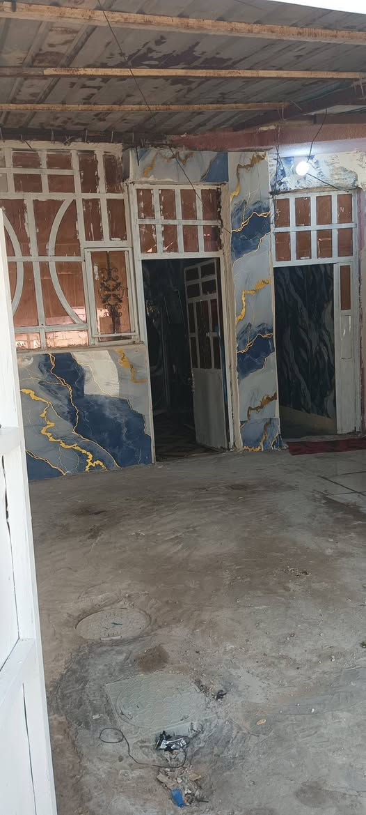 بيت البيع 120متر  بي ستقبال وصالة وغرفة  مطبخ وتواليت وحمام  بي مجاري ماء كهربائيّ صب مسلح طابو زراعي سند 25 مكان سبع قصور شارع ابو علي يم حسينية ال هاشم شارع خدمات فول  ماء ومجاري  مكفول بل نشر  سعر 35 رقم الهاتف *********** مكان سبع قصور شارع ابو علي بغداد, العراق
