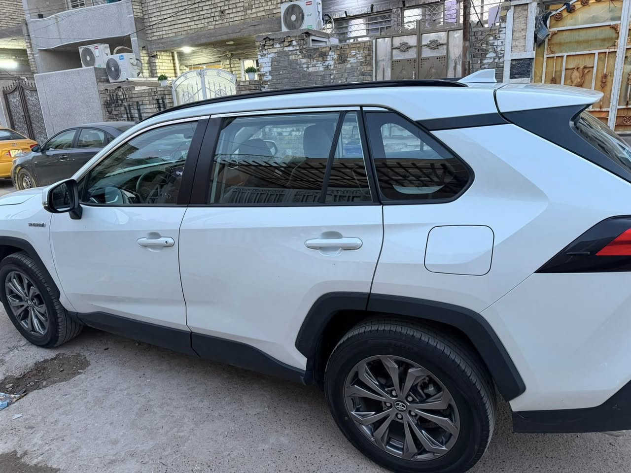Rav4 تجميع صيني السياره فول مواصفات 2024هايبرد
السيارك ماشية : 55 الف كيلو متر حقيقي 
محرك 2.5
4 كاميرات محيطية  360 
حساس امامي خلفي 
كشنات جلد 
كشنات كهرباء 
كشنات تدفئة 
رادار امامي 
تحديد. مسار قيادة ذاتيه 
لايت زنون بكلايت LED 
بانوراما فتحة السقف 
دشبول دجيتال 
تخم تاير جديد 
السياره بيهه قطعه تبديل جاملغ جهة السائق فقط لا غير نفس اللون اصلي وخاليه من الصبغ 
السعر: 225 وبيه مجال بسيط حك الجيه 
للاستفسار الاتصال على الرقم: ***********
