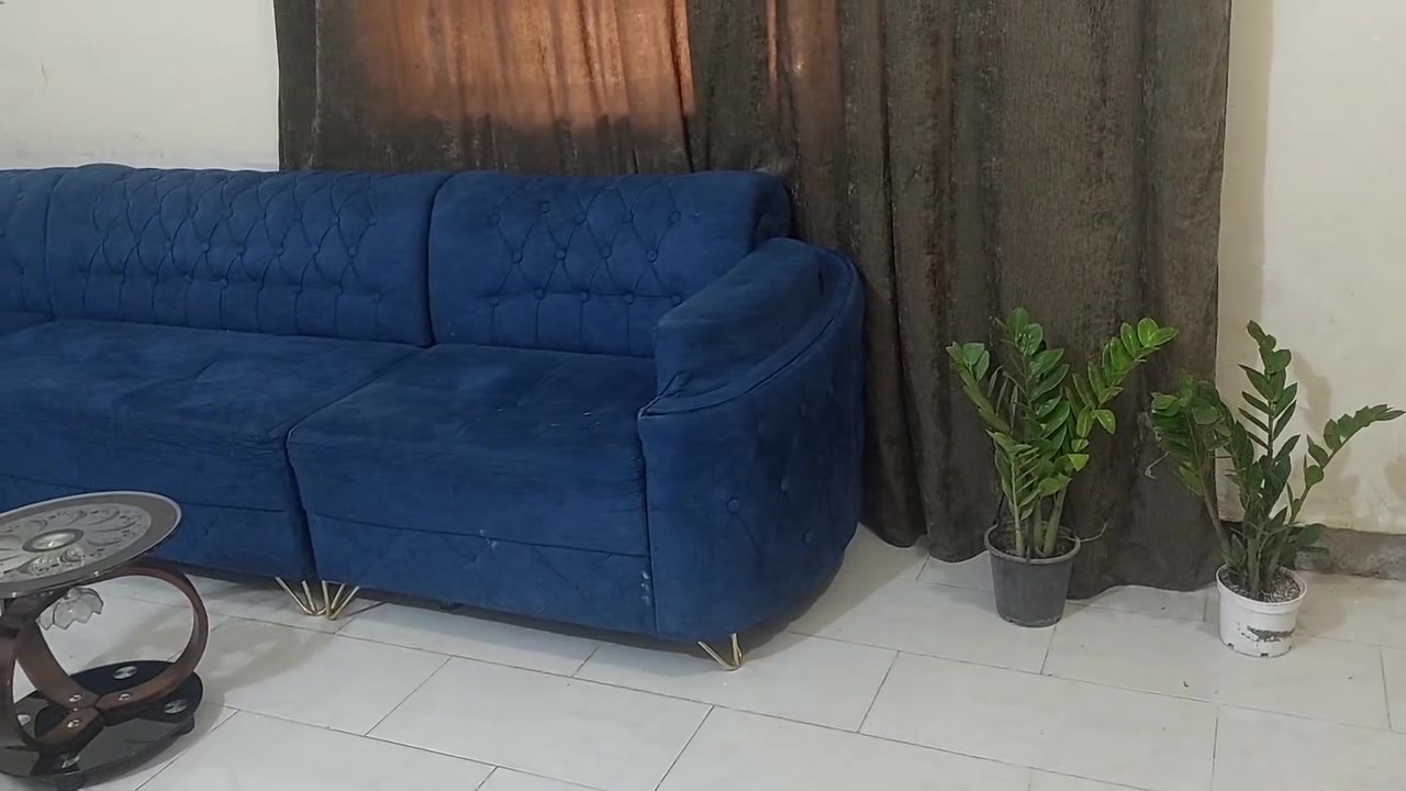 السلام عليكم ورحمة الله وبركاته...
ديوان متكون من ١٠ مقاعد اللون جويتي النظافه ٩٠ بالمية 
مع طبلات زحاجيه عدد ٣ طبلات واحدة كبيرة واثنان صغيرات الشراي يتواصل ويايه اما عن طريق الاتصال او الماسنجر او الواتساب وراح يكون ويشلع عيوني....
*********** ....يوجد واتساب ايضا 
تحياتي لكم
