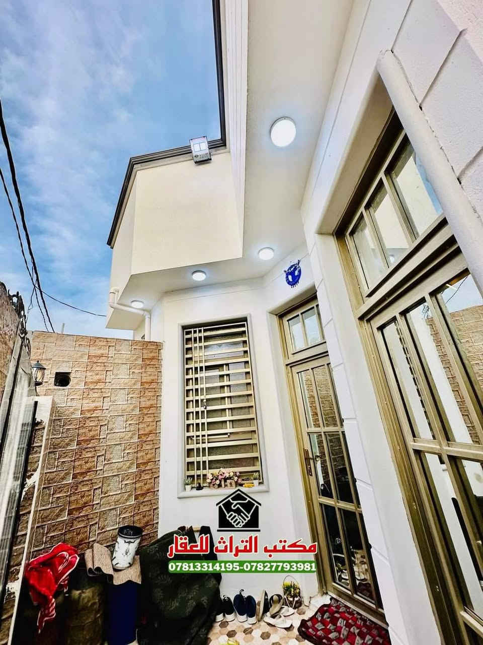السلام عليكم بيت ١٠٠ متر مربع  ركن بناء درجه اولى تعبانين عليه  مو شغل سوكي   مع الاثاث او بدون اثاث يحتوي علي 
استقبال"مطبخ حار مطبخ بارد"صاله"غرفه نوم"صحيات داخليه 
صحيات خارجيه"منور"طارمه 
العنوان التقيه الثالثه نزله الكراج قبل مجمع الروان بفرعين بجهه المجمع اي استفسار على هاذ الرقم (***********)
