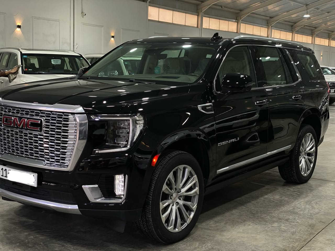 جي إم سي يوكن 2023 خليجي ضمان وكالة المنصور فئة دينالي فول 1/ ماشية 55 الف
و السيارة كلش جديدة ورقم بغداد الجديد و
السيارة مكفولة كفالة عامة عدا جاملغ خلفي
جهه صدر بيه سحب PDR بل حافة جاملغ فقط وما مبينه شغل جداً حلو سيارة صافية والباقي مكفولة كفالة عامة وابيع شرط السونار  و للاستفسار عن السعر اتصل و 
مكاني هو بغداد ورقمي للاتصال او استفسار *********** اتصل وتدلل 
السيارة 8 سلندر حجم 6200 نفس كديلاك 
و السيارة فول 1/1 بصمة وبنوراما و تشغل
عن بعد و فورويل و صندوق كهرباء وجكات ودوسات كهرباء و 5 كامرات 360 درجة. و 
داخل لون ابيض و كراسي خلفية فصل VIP
و تأتي بكراسي كهرباء وخزن ميموري و 
تدفئة وتبريد وكراسي خلفية كهربائيه وباقي معروف
