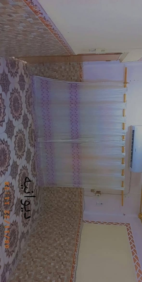 سلام عليكم بيت مساحه ١٤٠ مكانه حي الرحمه خلف ملعب لاتحاد يتكون من صاله ديوانيه مطبخ وغرفه  لاستفسار علا الرقم ***********
