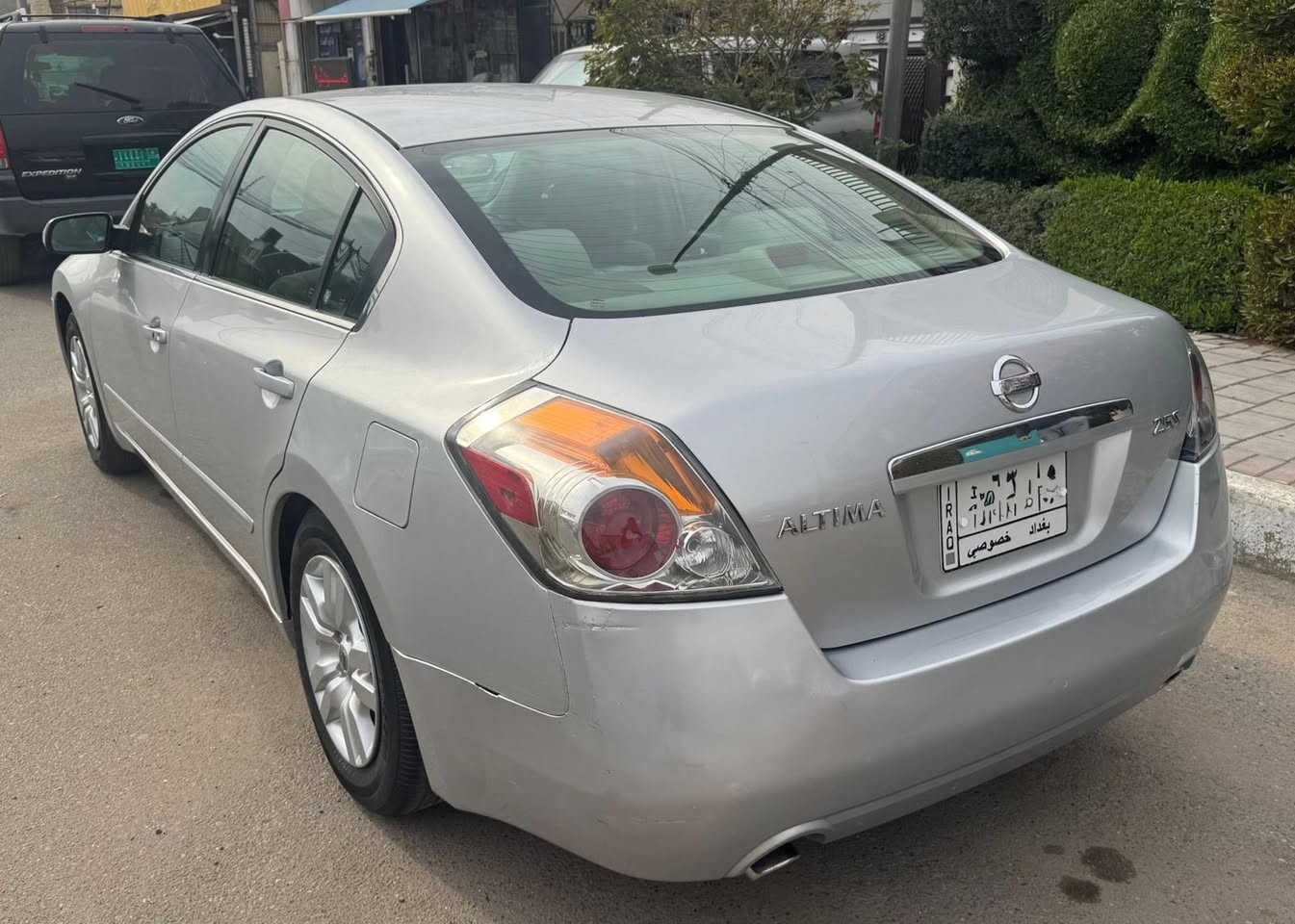 السلام عليكم
للبيع نيسان التيما 2009 خليجي
سيارة جديدة بمعنى الكلمة مخزنة
والصور تحكم بالنظافة
ماشية 134 الف كيلو حقيقي
مواصفات الخليجي رقم بغداد 
سياره حلوه وكامله مابيها كل نقص 
صبغ فقط دعامية امامية
سعرها 95 ورقة وبيه مجال بسيط
عنوانها بغداد شارع فلسطين 
رقم الهاتف ‭0770 422 2377‬
