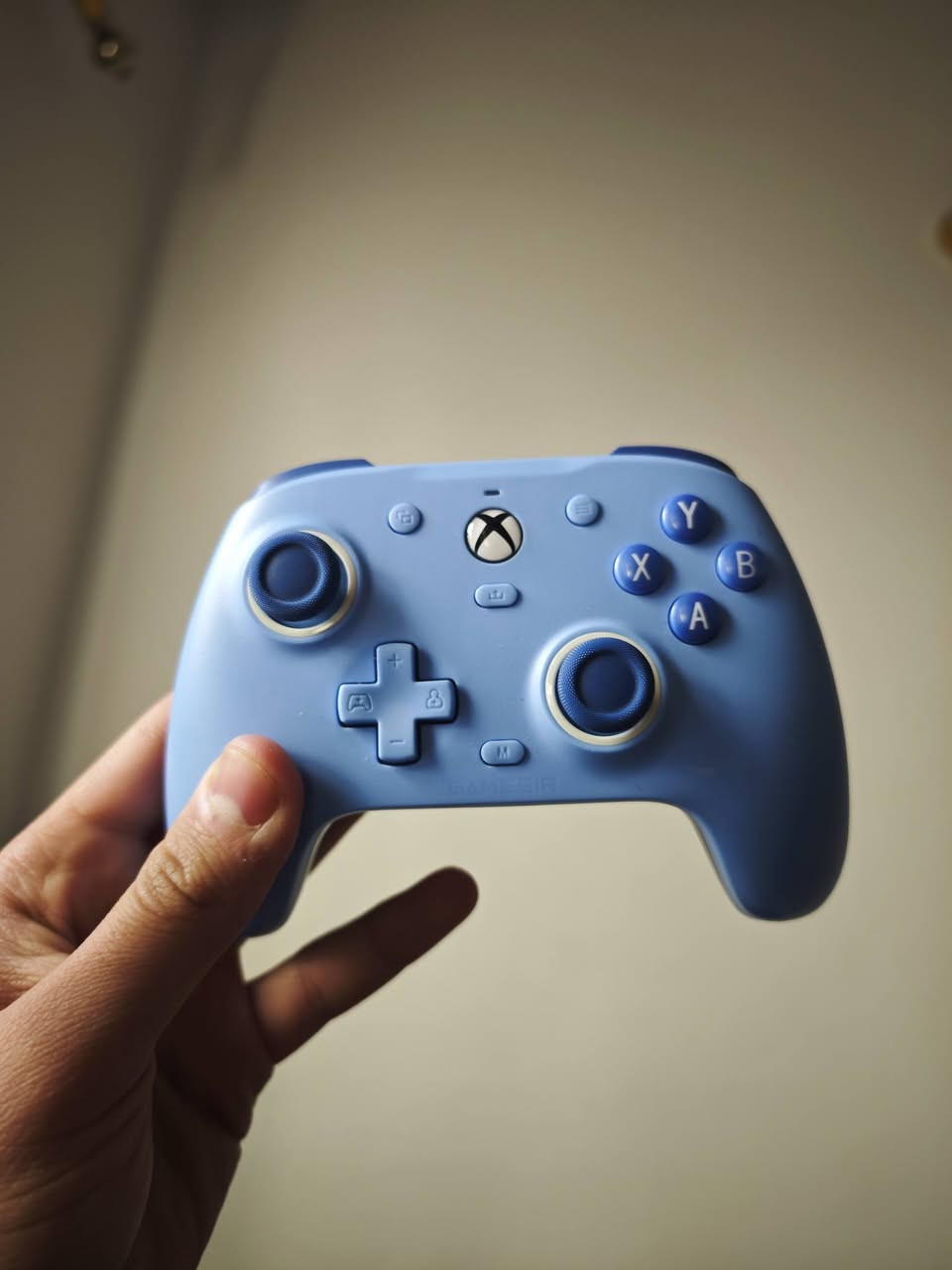 اكس بوكس سيريس اس نضيف وما مفتوح وياه يدتين السيده الاصليه بيها درفت بسيط والديه الثانيه كيم سير مابيها اي مشكله وجديده
لمعرفه السعر تفصل خاص او الاتصال ع الرقم ***********
