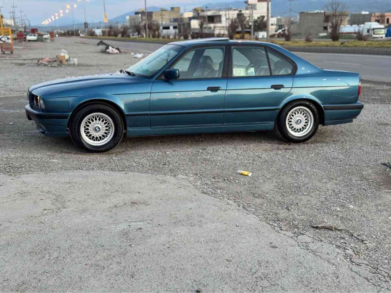 سڵاو بیئێم 525تۆماتیک مۆدێل 1993ئاڕمی پلاستی کی هەولێ  وەکالەی عەسڵی شی لەگەڵە ئاڕمو ئەوە لیاتو موسو بڕاوەو خرامەی بەشەرت سڵایت پێشپان جام کارە با ئەی بیئێس تەبرید ساردوگەرمی ئیشە کا ناوڕە ساسی ناوفۆڕمی کا دەبەڵ ئێرباک دەبڵ جەکمەج شەشکەلە ئاوێنەگوێ بەرخ سەیارە کە هەمو گیانی لەسەر دەقی شەری کەماوەتەوە نەمونەیە لەجوانی گێڕو مەکی نەی بەشرت کارە بەی هەمو گیانی ئیشە کا شوێنێکی نیە ئیش نەکا سەیارە کەلەڕو لو زۆر لەڕەسمەکان جوانترە
نرخ58گەڵاو مەعامەلە 
ژم ***********
واتسئەپو فای بەری لەسەرە 
گەرموشتەرینیت تەلەفونمەکە السليمانية, العراق
