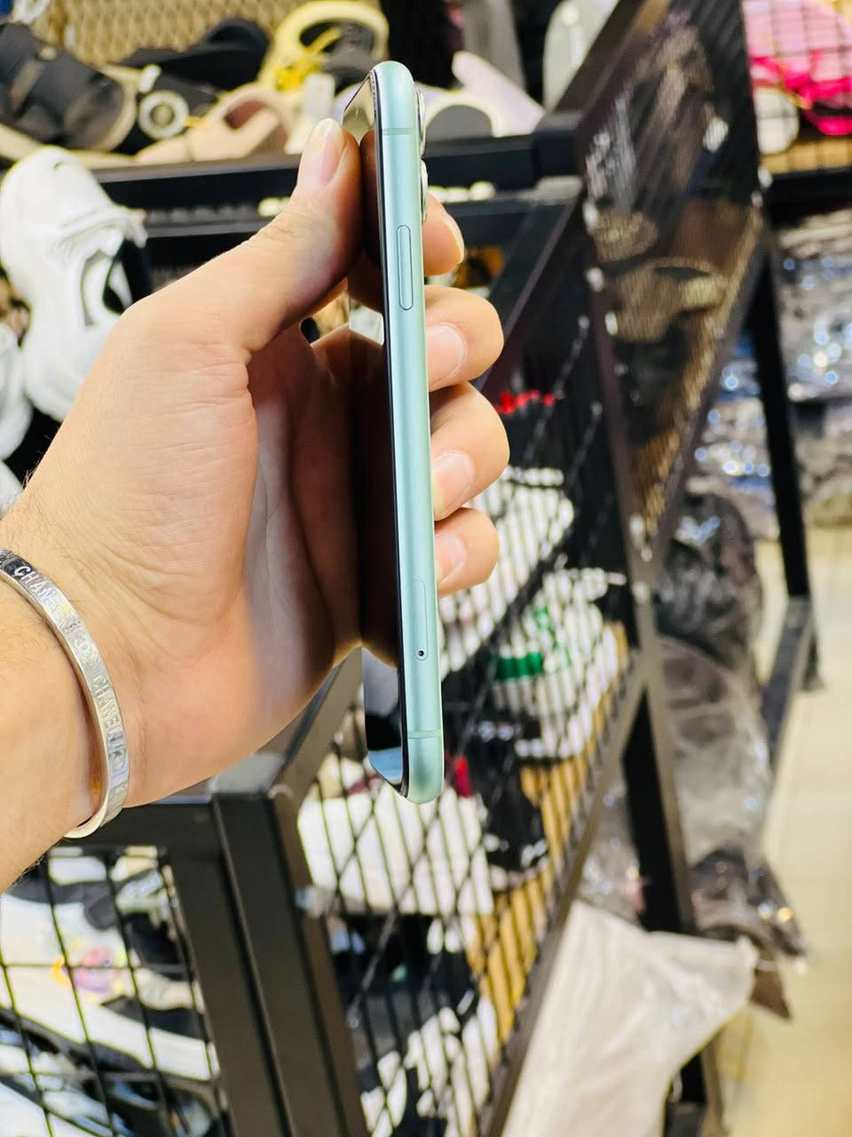 اسلام عليكم 
ايفون 11 عادي للبيع 
ذاكره 64
تك سيم 
نموذج m
مستبدل بطاريه ونوعيه ممتازه نسبه 80 
مستبدل شاشه نوعيه ممتازه 3 خيارات وفيس ايدي شغال 
جهاز نضيف وكلو شغال 
السعر 160 وبي مجال بسيط 
للاستفسار الاتصال على الارقام 

***********
***********
