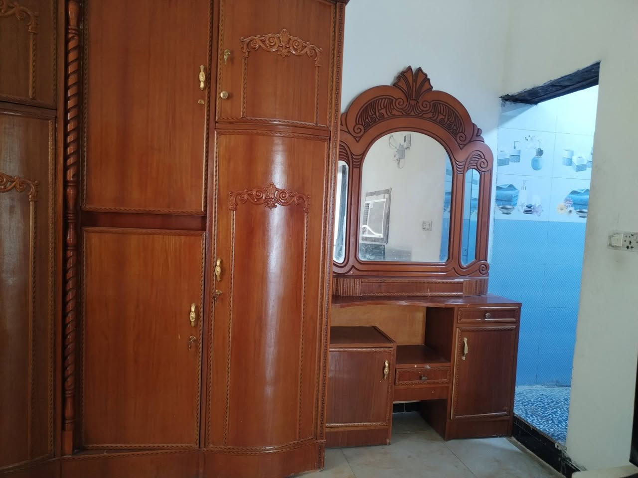 غرفه للبيع جديده
 خشب دراجه أوله شرط
مكان تاجي منشأ نصر
سعر مليون 50
***********
***********
