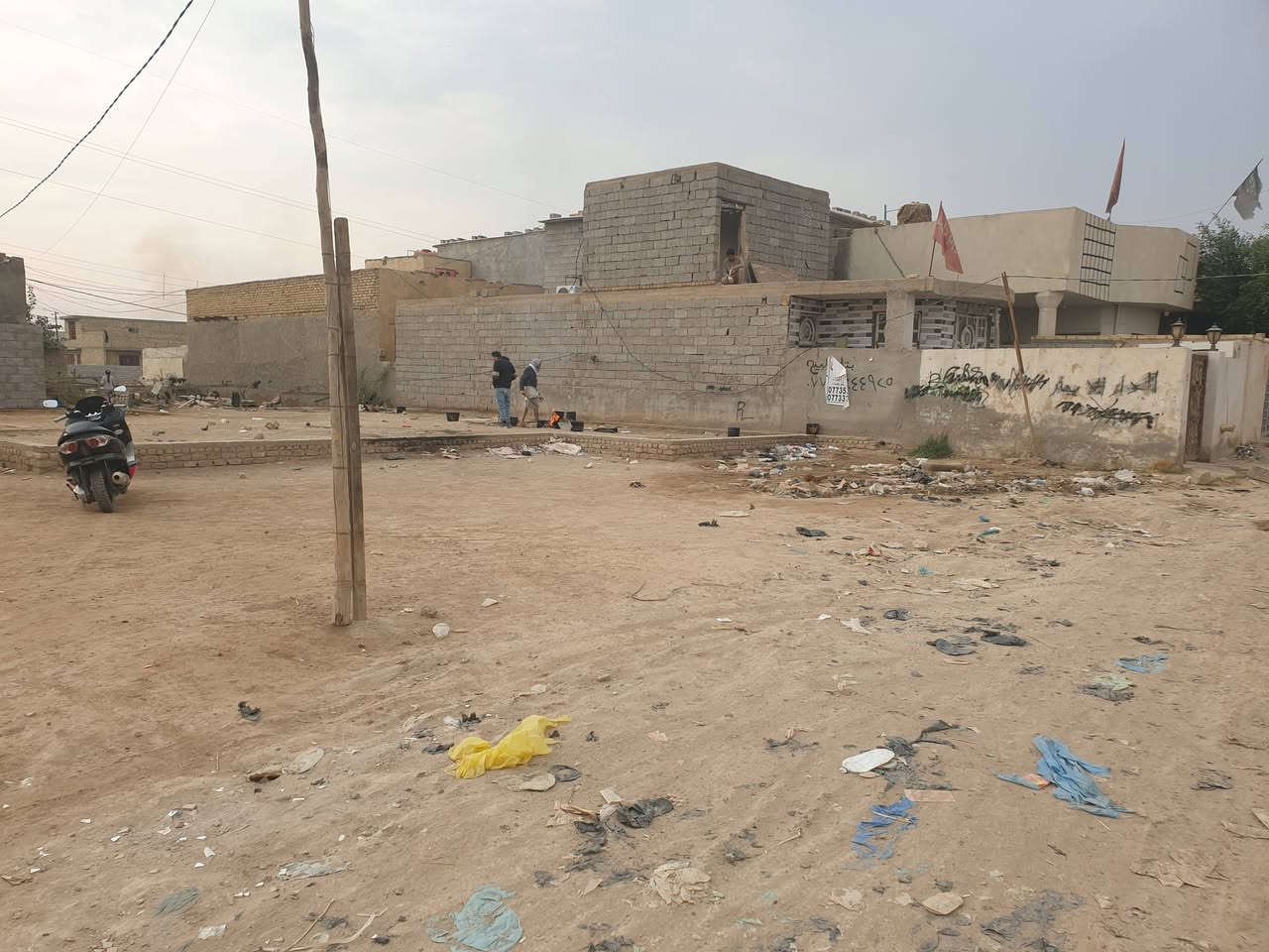 قطعه أرض للبيع بشارع النفط بداية الشارع صيدلية اور بيها بتلو ومدفونه قريبه على الشارع الرئيسي 
المساحه 150متر 
وصلتها خدمات المجاري الاتصال على هذا الرقم *********** واتساب
