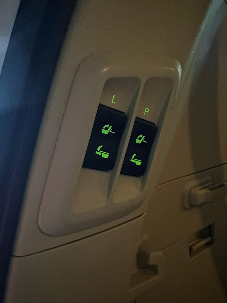 السلام عليكم 
برادو 2014 فئة vx 
خليجيه
المواصفات الvx معروفه تجي ١/١ فول مواصفات للاخير
السياره مكفوله من الصبغ ولا قطره صبغ بيها نهائيا ومحرك ٦ سلندر 
لكن بيه ملاحظات الباب خل السائق بي شخط وباقي على وضعه 
وخشم البنيد هم بي طخه وباقي على وضعه والصندوك بي ضربه هم بسيطه وهم على وضعه رقم بغداد مشروع وطني وباسمي وهزه كامله تحويل ثاني يوم السياره ماشه ١٧١  الف كيلوا متر كير مكينه مكفولات غير هذا المذكور ماكو شي  هاي الصور قبل لا احول الرقم الجديد هس رقمه جديد سنويته جديده للتواصل 
***********
***********
السعر ٣٤٠ بيه مجال كلش بسيط
