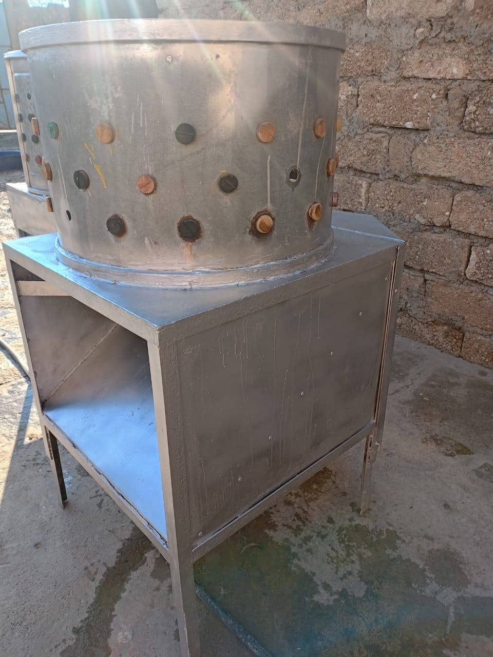 مكينة تنضيف دجاج العدد (2) يدوي و كهربائي  . جاهز و نضيفة للتواصل ***********
