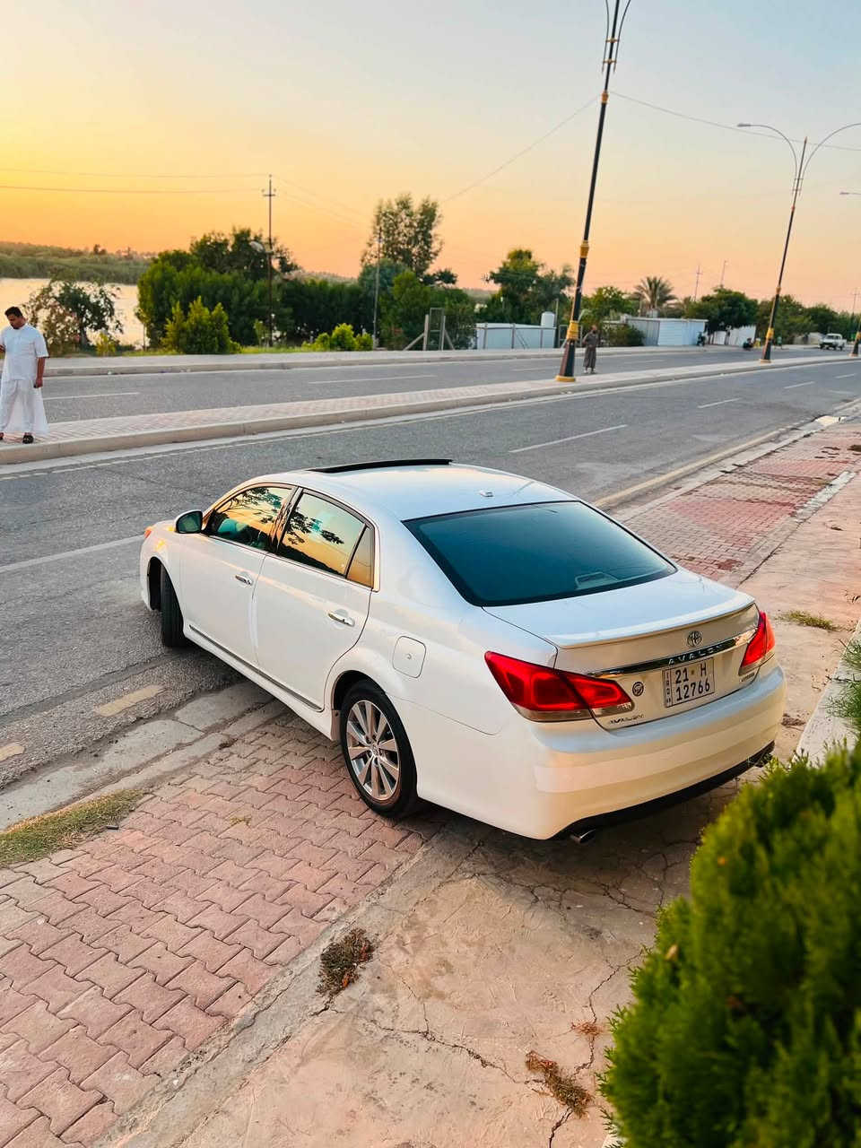 للبيع تيوتا أفلون 2012 خليجي• كفالة عامة، ما عدا شبرين بالباب الخلفي، والباقي كله كفالة.
 • فل مواصفات، داخلية قبق أسود مرغوب.
 • الممشى: 150 ألف كم حقيقي.
 • المحرك والگير شرط بدون فتح وبدون أي صوت.
 • السيارة أمامية كاملة، وتم تبديل القطع الاستهلاكية بالكامل (نوزلات، بلكات، فيت، بمب، وغيرها).
 • تم تبديل دهن الگير وصيانتها أولاً بأول.
 • استخدام شخصي وعلى يد واحدة.
 • السيارة باسمي، والسنوية مجددة، وكل شيء جاهز ولا تحتاج أي مصروف.
 • سيارة نظيفة جدًا ومناسبة للباحث عن سيارة استخدام.

📍 الموقع: صلاح الدين – الضلوعية (الجبوري)

💰 السعر: 18,800 دولار (قابل للتفاوض بالمعقول بعد المعاينة).

📞 للتواصل: ***********
