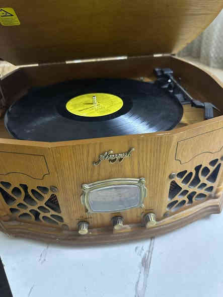 مسجل راديو انتيكا اسطوانة الاسطوانة غير شغالة الراديو فقط شغال السعر ٩٠ الف دينار ***********
