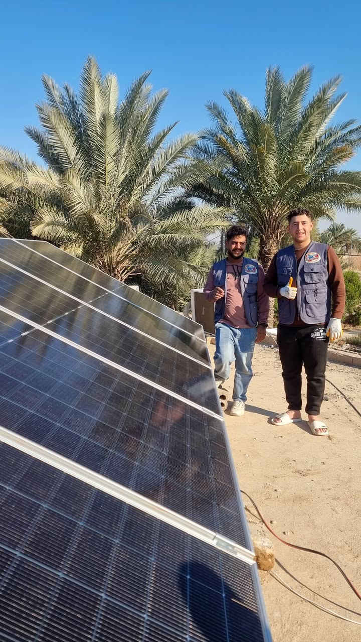 مستمرين بعون الله رغم الضروف البارده 
بيت اخر يودع انقطاع الكهرباء
قرر العم ابو سجاد تنصيب منضومه شمسيه بقدره 10امبير نهارا و 8امبير ليلا 
متكونه من :-
1- الواح شمسيه من شركه جنكو التصنيف العالمي الاول بقدره 620 واط بضمان  12سنه
2-انفيرتر بقدره 4kwمن شركه فلستي بضمان سنه  
3-بطاريه خلايا ايفا 8kwh بضمان 5سنه 6000دوره گريد a
4- حديد مغلون بسمك مليمين وبقيه جوزات الحمايه وكيبلات التوصيل للاسفسار الاتصال او المراسله ***********
