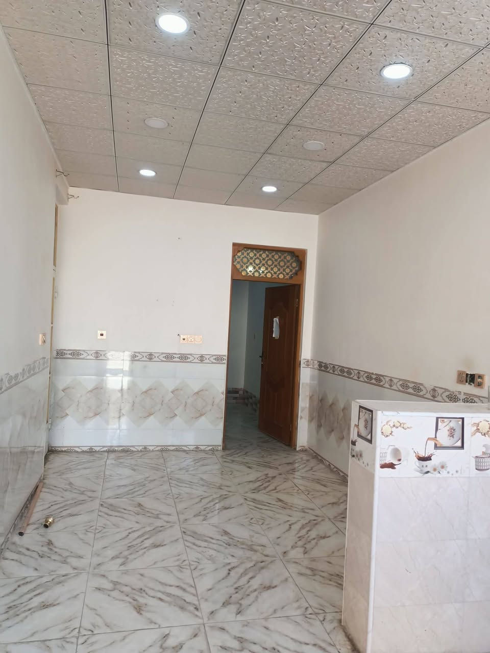 ٥٠ متر لليجار حي الجامعه مقابل عاصمة الثقافة بي غرفتين وصاله ومطبخ جديدة سعر ٣٠٠ الف الاتصال ***********
